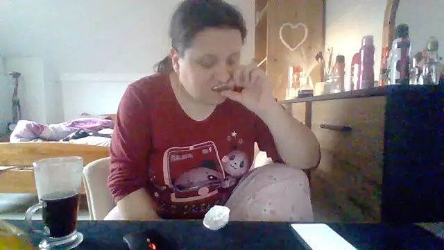 Snapshot of ReifeVenna chatting on 4, 2, 2025 ReifeVenna online show from 4, 2, 2025