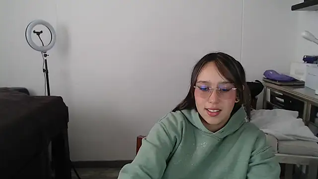 Skarlet Adams28 online show from 10, 3, 2025