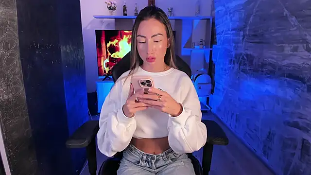 juliasprousse  online show from 6, 10, 2025