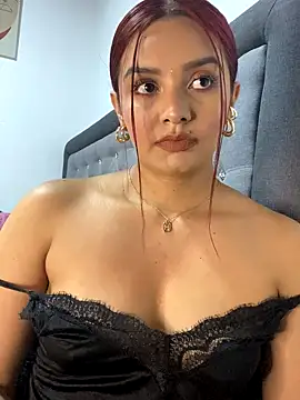 Snapshot of Melanyprada chatting on 13, 10, 2025 Melanyprada online show from 13, 10, 2025