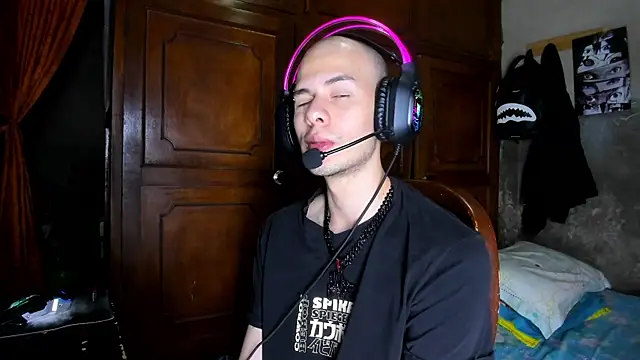 Snapshot of bruce_kane21 chatting on 19, 11, 2025 bruce kane21 online show from 19, 11, 2025