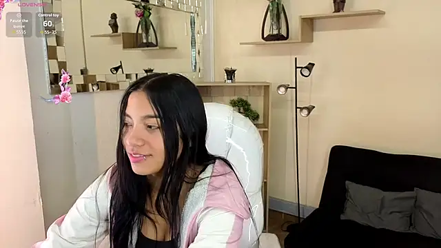 Snapshot of Saray_reyes chatting on 5, 11, 2025 Saray reyes online show from 5, 11, 2025