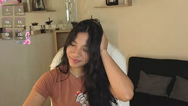 Snapshot of Saray_reyes chatting on 1, 12, 2025 Saray reyes online show from 1, 12, 2025