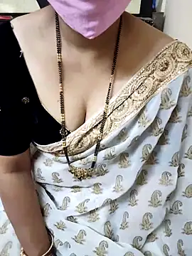 Snapshot of aliseanu chatting on 11, 11, 2025 aliseanu online show from 11, 11, 2025