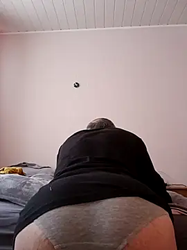 Snapshot of BesterJunge45 chatting on 4, 1, 2025 BesterJunge45 online show from 4, 1, 2025