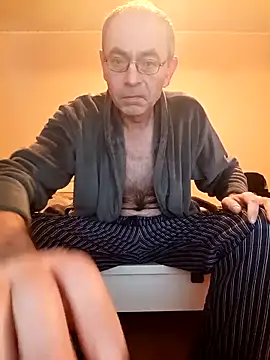 Snapshot of BesterJunge45 chatting on 23, 11, 2025 BesterJunge45 online show from 23, 11, 2025