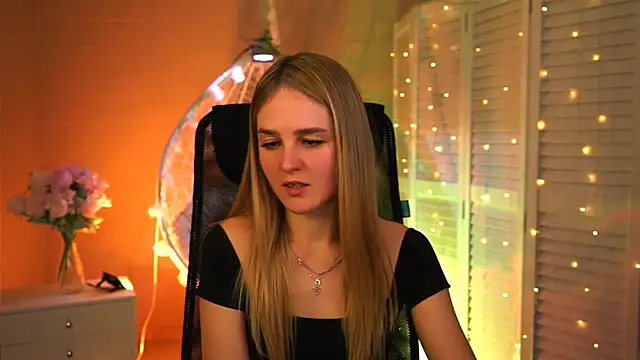 Snapshot of DeboraLarson chatting on 8, 3, 2026 DeboraLarson online show from 8, 3, 2026