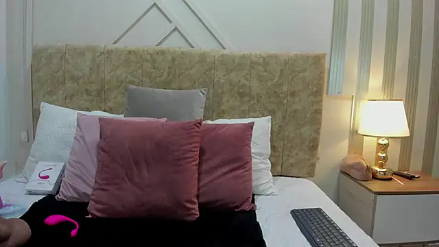 ashley  foxx  online show from 18, 10, 2025