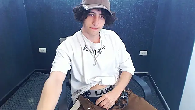 Snapshot of Kerverr_ chatting on 6, 11, 2025 Kerverr online show from 6, 11, 2025