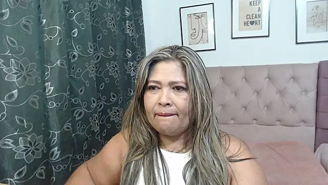 Snapshot of CANDYSWEET51 chatting on 4, 11, 2025 CANDYSWEET51 online show from 4, 11, 2025