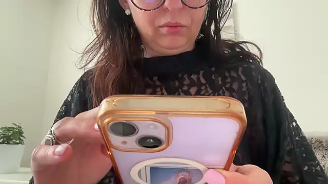 Snapshot of Serena_4you chatting on 4, 11, 2025 Serena 4you online show from 4, 11, 2025