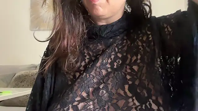 Snapshot of Serena_4you chatting on 5, 11, 2025 Serena 4you online show from 5, 11, 2025