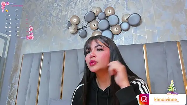 Snapshot of KimDevinne chatting on 4, 1, 2025 KimDevinne online show from 4, 1, 2025