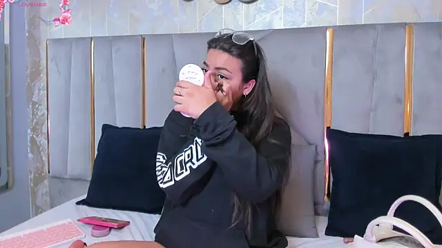 Snapshot of KimDevinne chatting on 28, 2, 2025 KimDevinne online show from 28, 2, 2025