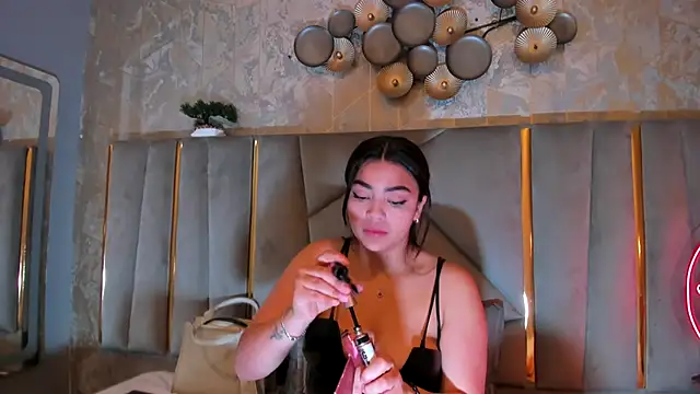 Snapshot of KimDevinne chatting on 3, 10, 2025 KimDevinne online show from 3, 10, 2025