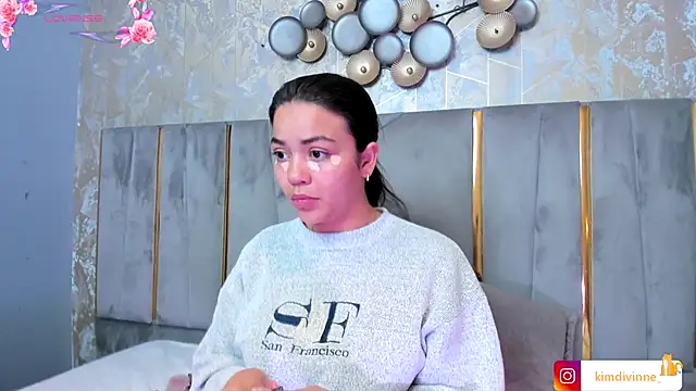 Snapshot of KimDevinne chatting on 12, 10, 2025 KimDevinne online show from 12, 10, 2025