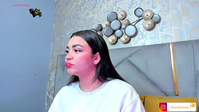 Snapshot of KimDevinne chatting on 5, 11, 2025 KimDevinne online show from 5, 11, 2025