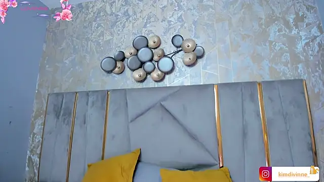 Snapshot of KimDevinne chatting on 6, 11, 2025 KimDevinne online show from 6, 11, 2025