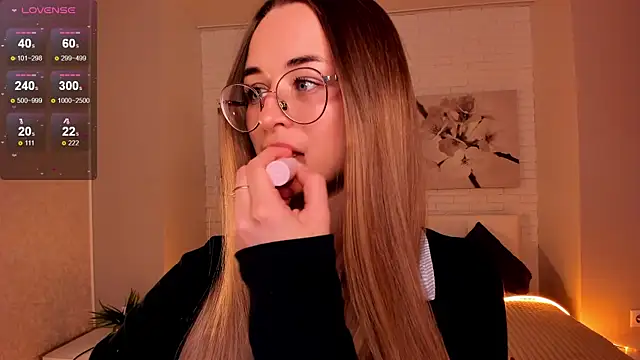 Snapshot of Tiffanyhunt chatting on 10, 11, 2025 Tiffanyhunt online show from 10, 11, 2025