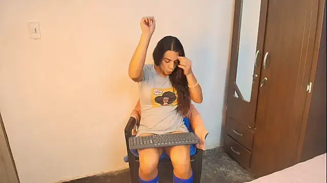 Snapshot of Oh_Tique chatting on 22, 10, 2025 Oh Tique online show from 22, 10, 2025