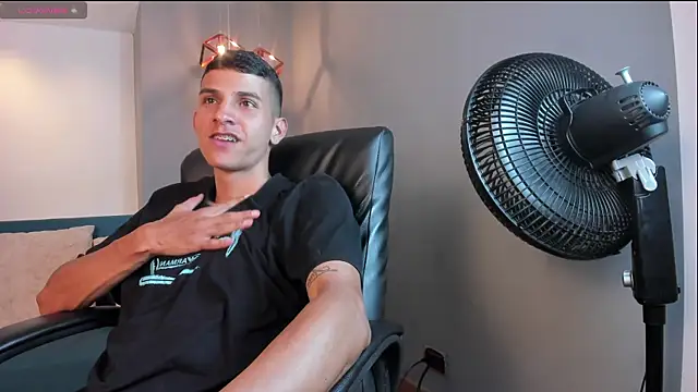 Snapshot of Aaron_Scoot chatting on 18, 12, 2024 Aaron Scoot online show from 18, 12, 2024