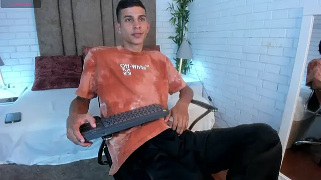 Snapshot of Aaron_Scoot chatting on 20, 12, 2024 Aaron Scoot online show from 20, 12, 2024