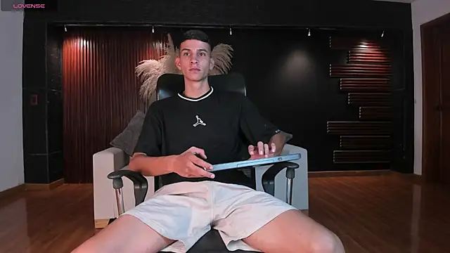 Snapshot of Aaron_Scoot chatting on 27, 12, 2024 Aaron Scoot online show from 27, 12, 2024