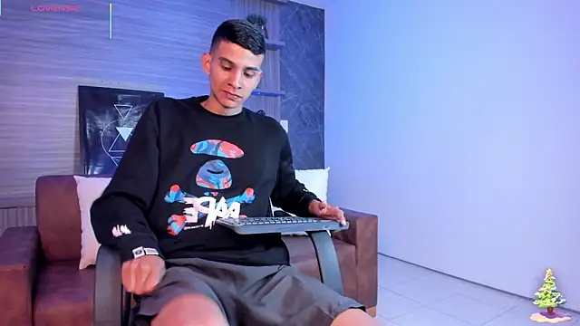 Snapshot of Aaron_Scoot chatting on 17, 12, 2025 Aaron Scoot online show from 17, 12, 2025