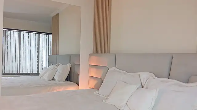 Zoe Benson online show from 20, 10, 2025