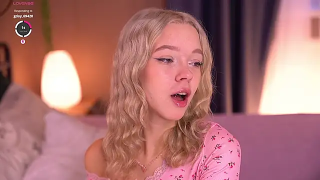 Snapshot of _AlinaBailey chatting on 14, 10, 2025 AlinaBailey online show from 14, 10, 2025