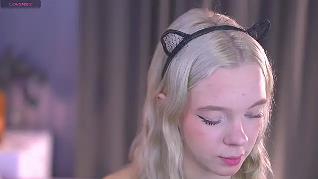 Snapshot of _AlinaBailey chatting on 17, 10, 2025 AlinaBailey online show from 17, 10, 2025