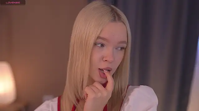 Snapshot of _AlinaBailey chatting on 8, 11, 2025 AlinaBailey online show from 8, 11, 2025