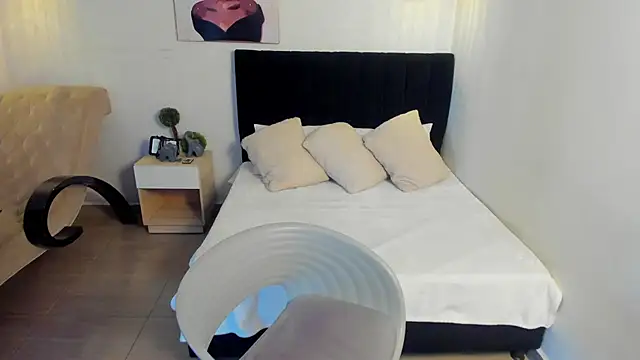 Scarlett  bell online show from 9, 10, 2025