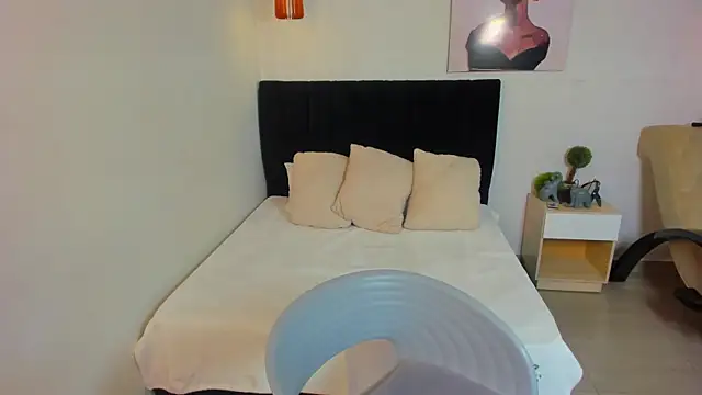 Scarlett  bell online show from 10, 10, 2025