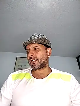 Snapshot of RogueTraveler chatting on 25, 9, 2025 RogueTraveler online show from 25, 9, 2025