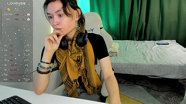 Emily Strikeee online show from 13, 1, 2026