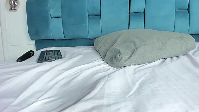 mia  fernandez online show from 9, 3, 2026