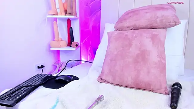 LauraSmith-01 online show from 8, 3, 2025