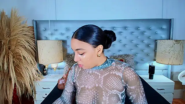 Snapshot of EileenBenzon chatting on 24, 2, 2025 EileenBenzon online show from 24, 2, 2025