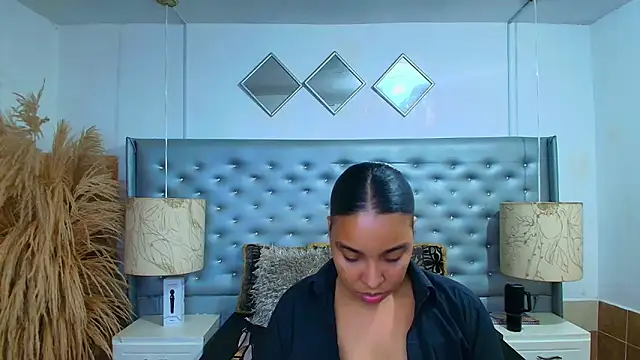 Snapshot of EileenBenzon chatting on 18, 11, 2025 EileenBenzon online show from 18, 11, 2025