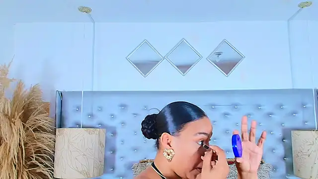 Snapshot of EileenBenzon chatting on 24, 11, 2025 EileenBenzon online show from 24, 11, 2025