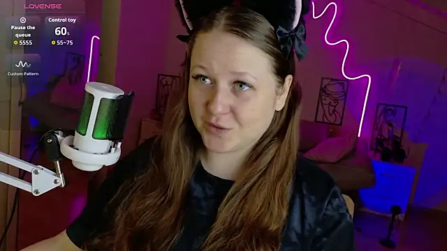 Snapshot of LizzyShine chatting on 14, 10, 2025 LizzyShine online show from 14, 10, 2025