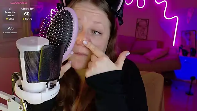 Snapshot of LizzyShine chatting on 22, 10, 2025 LizzyShine online show from 22, 10, 2025