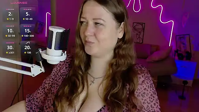 Snapshot of LizzyShine chatting on 28, 10, 2025 LizzyShine online show from 28, 10, 2025