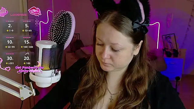 Snapshot of LizzyShine chatting on 4, 11, 2025 LizzyShine online show from 4, 11, 2025