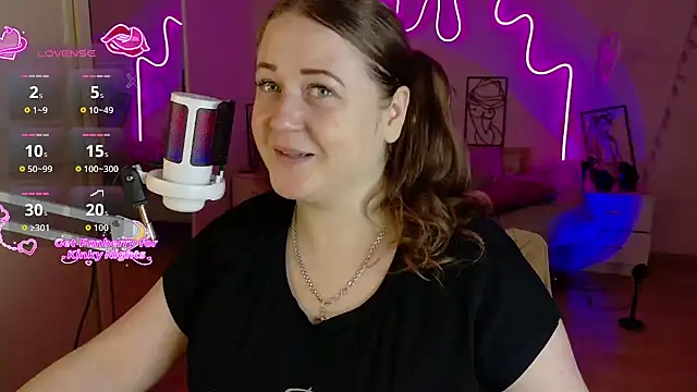 Snapshot of LizzyShine chatting on 6, 11, 2025 LizzyShine online show from 6, 11, 2025