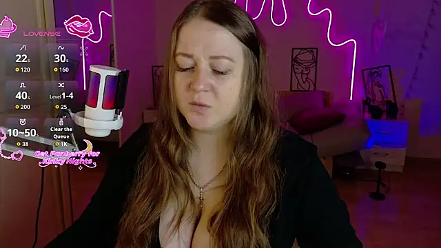 Snapshot of LizzyShine chatting on 7, 11, 2025 LizzyShine online show from 7, 11, 2025