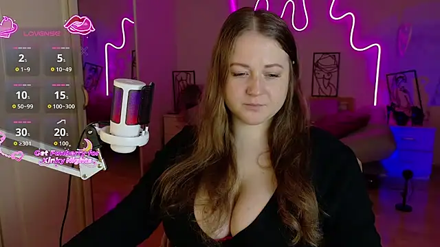 Snapshot of LizzyShine chatting on 9, 11, 2025 LizzyShine online show from 9, 11, 2025