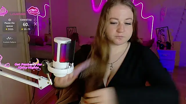 Snapshot of LizzyShine chatting on 13, 11, 2025 LizzyShine online show from 13, 11, 2025