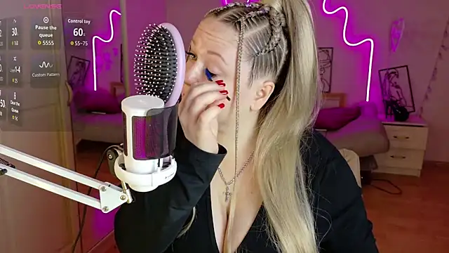 Snapshot of LizzyShine chatting on 21, 11, 2025 LizzyShine online show from 21, 11, 2025